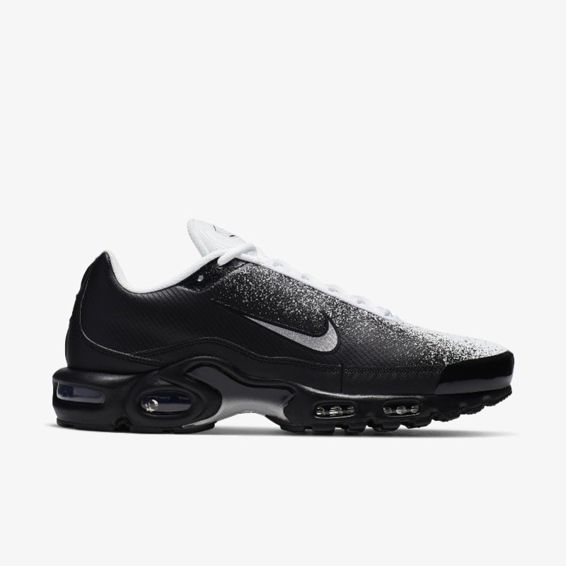 Nike air max plus tn se hotsell black and white